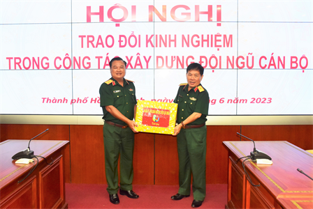 Quân khu 7 và Học viện Lục quân trao đổi kinh nghiệm xây dựng đội ngũ cán bộ