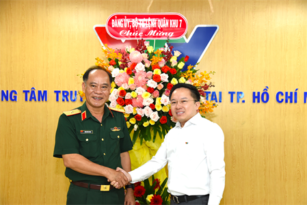 Đảng ủy, Bộ Tư lệnh Quân khu chúc mừng các cơ quan báo chí