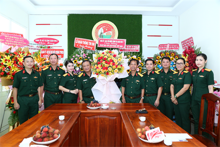 Đảng ủy, Ban Chủ nhiệm Cục Chính trị Quân khu 7 chúc mừng Báo Quân khu nhân ngày kỷ niệm