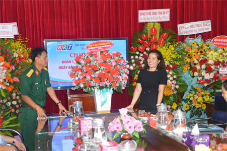 Sư đoàn 302 chúc mừng các cơ quan báo chí