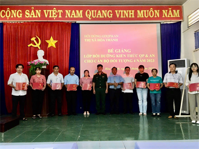 Thị xã Hòa Thành bế giảng lớp bồi dưỡng kiến thức quốc phòng và an ninh cán bộ đối tượng 4