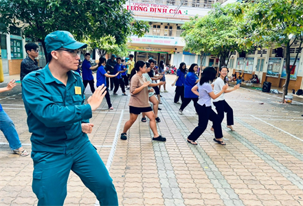 LLVT Quận 3 hướng dẫn kỹ năng tự vệ cho thiếu nhi