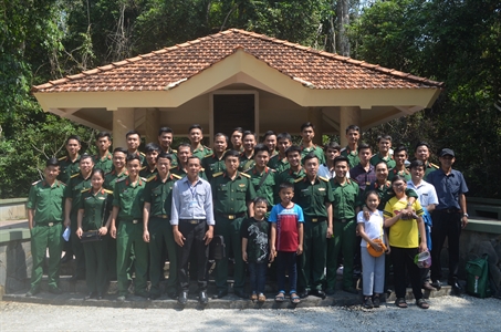 Đoàn viên, thanh niên Cục Chính trị Quân khu 7 tham quan Khu di tích Căn cứ Trung ương Cục Miền Nam