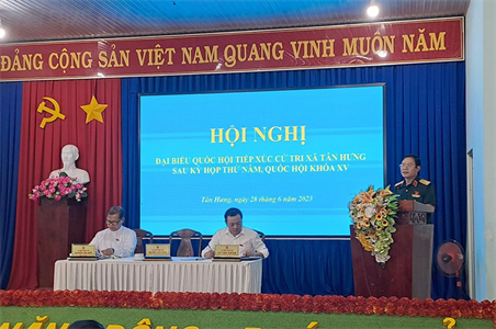 Thượng tướng Nguyễn Tân Cương tiếp xúc cử tri tỉnh Bình Dương
