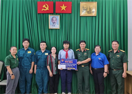 Chi đoàn Quân sự Quận 3 trao học bổng cho học sinh nghèo hiếu học