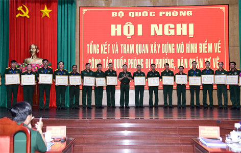 Bộ Quốc phòng tổng kết và tham quan xây dựng mô hình điểm về công tác quốc phòng địa phương, dân quân tự vệ trên địa bàn Quân khu 7