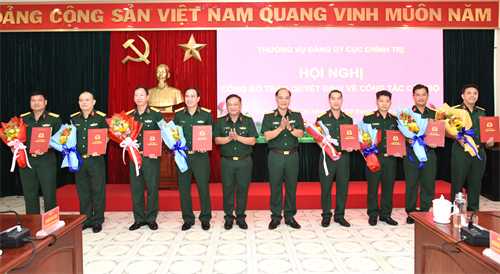 Cục Chính trị Quân khu trao quyết định điều động, thăng quân hàm sĩ quan