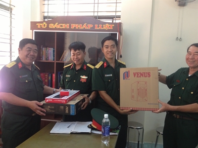 Quận 3, TP Hồ Chí Minh thăm, tặng quà chiến sỹ mới năm 2017