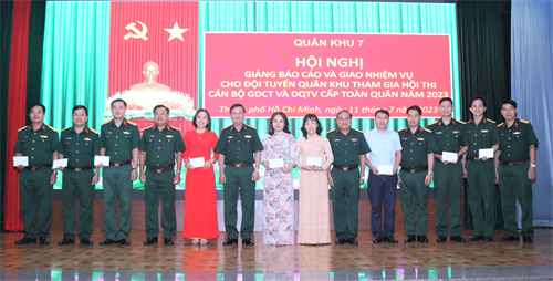 Thủ trưởng Bộ Tư lệnh Quân khu động viên, giao nhiệm vụ cho đội tuyển Quân khu tham gia Hội thi cán bộ giảng dạy chính trị cấp toàn quân năm 2023