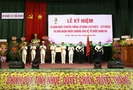 Lữ đoàn 167 đón nhận Huân chương Bảo vệ Tổ quốc hạng Ba