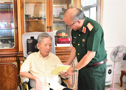 Bộ Tư lệnh Quân khu 7 thăm, tặng quà các đồng chí nguyên là Thủ trưởng Bộ Tư lệnh Quân khu qua các thời kỳ