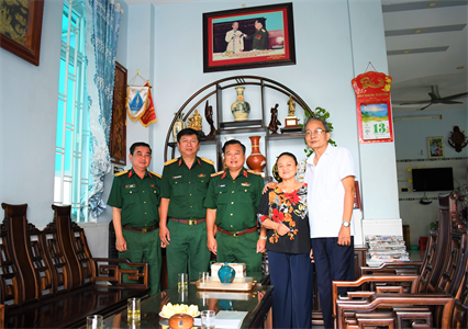 Bộ Tư lệnh Quân khu 7 thăm, tặng quà các đồng chí nguyên là Thủ trưởng Bộ Tư lệnh Quân khu qua các thời kỳ