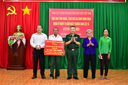 Tổng Cục Chính trị Quân đội Nhân dân Việt Nam thăm, tặng quà các gia đình chính sách trên địa bàn huyện Lộc Ninh