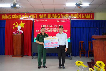 Bộ Tham mưu Quân khu trao kinh phí xây cầu giao thông nông thôn tại tỉnh Long An