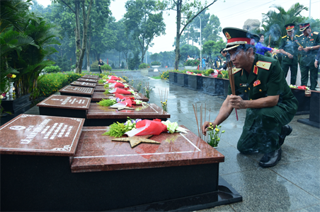 Bộ Tư lệnh Quân khu viếng Nghĩa trang Liệt sĩ tỉnh Bình Dương và thăm các gia đình chính sách