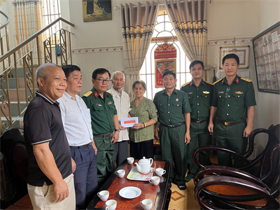 Phòng Điều tra hình sự Quân khu thăm gia đình chính sách