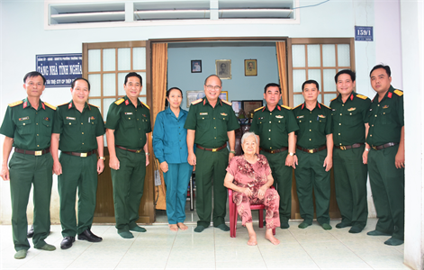 Thiếu tướng Du Trường Giang, Phó Tư lệnh Quân khu thăm, tặng quà Mẹ Việt Nam Anh hùng, gia đình có công với cách mạng.
