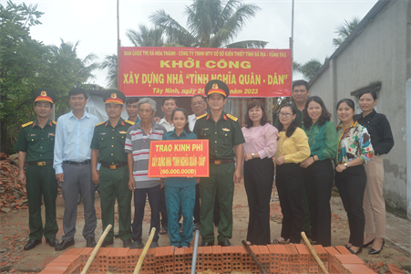 Ban CHQS thị xã Hòa Thành trao kinh phí xây dựng "Nhà tình nghĩa quân - dân"