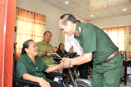 Bộ Tư lệnh TPHCM thăm, tặng quà Trung tâm Điều dưỡng Thương binh và Người có công Long Đất