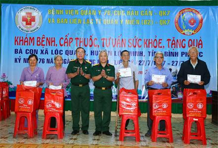 Bệnh viện Quân y 7B phối hợp khám bệnh, tặng quà tại tỉnh Bình Phước