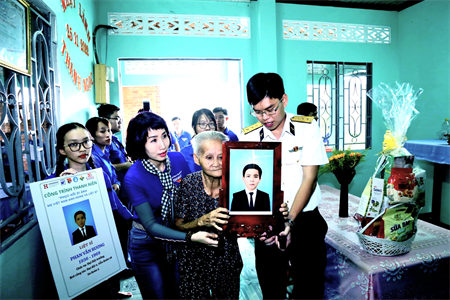 Tổng Công ty Tân Cảng Sài Gòn phục hồi di ảnh Mẹ Việt Nam Anh hùng và liệt sĩ tại huyện Củ Chi