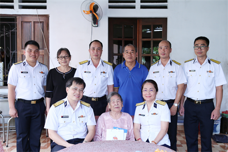 Tân Cảng Sài Gòn tri ân gia đình người có công với cách mạng