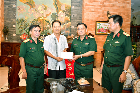 Bộ Tư lệnh Quân khu thăm, tặng quà thân nhân gia đình thủ trưởng Bộ Tư lệnh Quân khu qua các thời kỳ