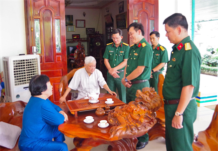Sư đoàn 5 thăm, tặng quà gia đình chính sách