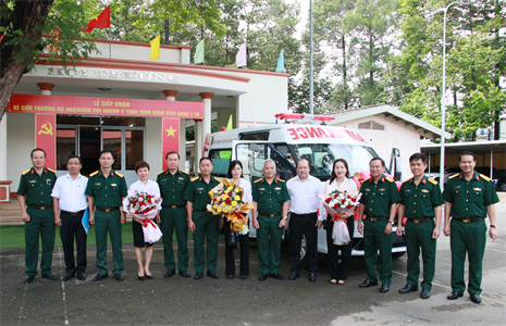 Bệnh viện Quân y 7B tiếp nhận xe cứu thương