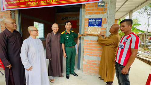 Ban CHQS thị xã Kiến Tường bàn giao nhà tình nghĩa quân dân