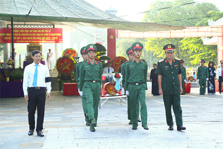 Bộ Tư lệnh Quân khu 7 dự lễ an táng hài cốt liệt sĩ và tặng quà các gia đình chính sách tại Tây Ninh