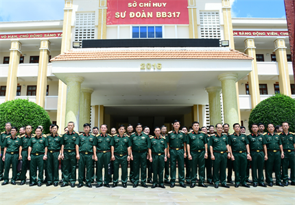 Trung tướng Nguyễn Trường Thắng, Tư lệnh Quân khu 7 thăm, làm việc với Sư đoàn 317