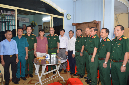 Thiếu tướng Du Trường Giang thăm gia đình chính sách nhân kỷ niệm 76 năm ngày Thương binh - Liệt sĩ
