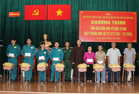 Ban CHQS Quận 3 phối hợp Ban Trị sự Giáo hội phật giáo Việt Nam quận tặng quà gia đình chính sách