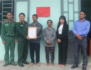 Học viện Lục quân trao tặng nhà đại đoàn kết