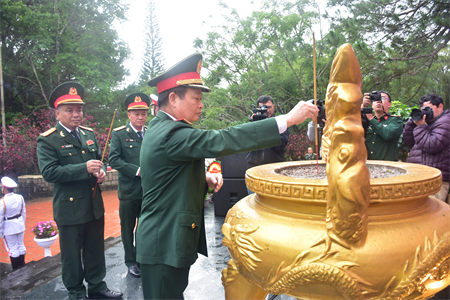 Bộ Tư lệnh Quân khu 7 viếng Nghĩa trang Liệt sĩ Thành phố Đà Lạt (Lâm Đồng)