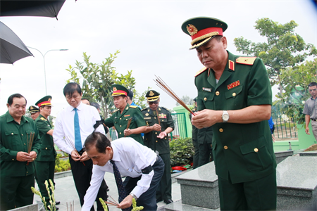 Thiếu tướng Đặng Văn Lẫm dự lễ an táng hài cốt liệt sĩ tại tỉnh Long An