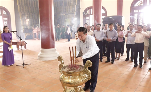 Thượng tướng Nguyễn Trọng Nghĩa dâng hương tại Khu di tích lịch sử Quốc gia khu vực Đồn Long Khốt