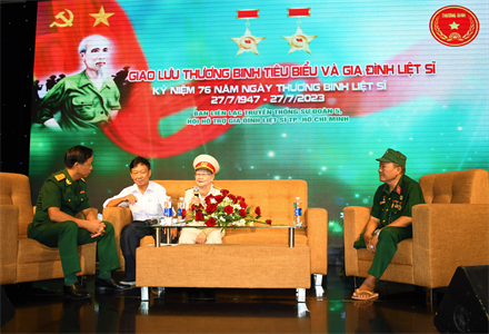 Ban liên lạc truyền thống Sư đoàn 5 giao lưu với thương binh tiêu biểu và gia đình liệt sĩ