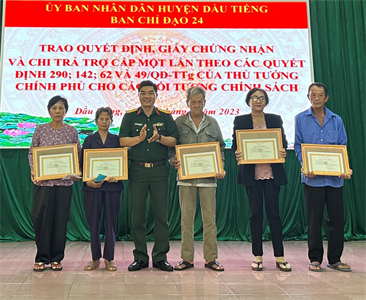 Ban CHQS huyện Dầu Tiếng chi trả chế độ cho gia đình chính sách