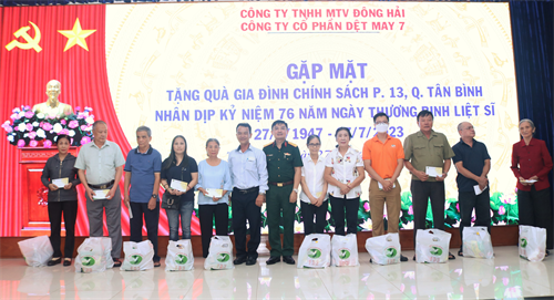 Công ty Cổ phần Dệt may 7 tặng quà gia đình chính sách