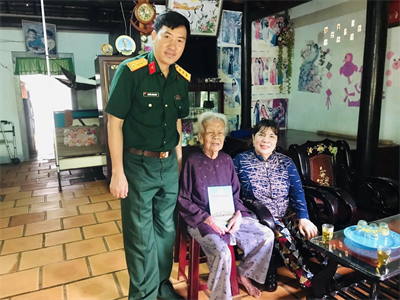 Bộ CHQS tỉnh Bà Rịa-Vũng Tàu thăm, tặng quà gia đình chính sách