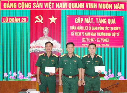 Lữ đoàn 26: Gặp mặt, tặng quà thân nhân gia đình liệt sĩ