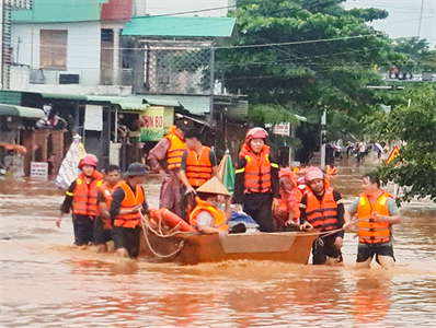 Ban CHQS huyện Bù Đăng hỗ trợ Nhân dân ngập lụt do mưa bão