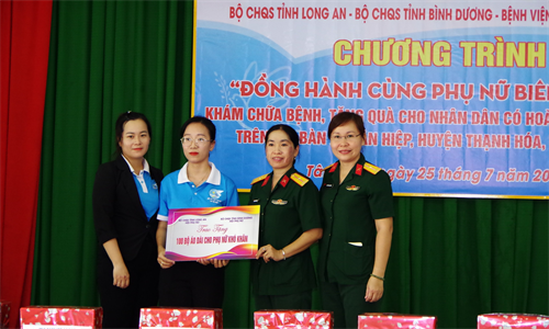 Hội Phụ nữ Cơ sở Bộ CHQS tỉnh Long An phối hợp tổ chức chương trình “Đồng hành cùng phụ nữ biên cương”