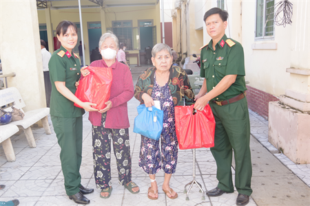 Sư đoàn 5 khám bệnh, cấp thuốc, tặng quà tại huyện Dương Minh Châu, tỉnh Tây Ninh