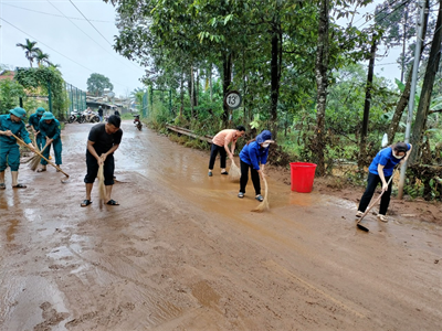 LLVT huyện Bù Đăng, tỉnh Bình Phước giúp dân khắc phục hậu quả lũ lụt