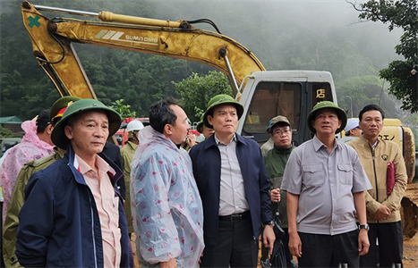 Phó Thủ tướng Trần Lưu Quang kiểm tra hiện trường sạt lở trên đèo Bảo Lộc