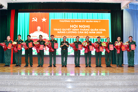 Thường vụ Đảng ủy Quân khu 7 trao quyết định thăng quân hàm, nâng lương cán bộ năm 2023