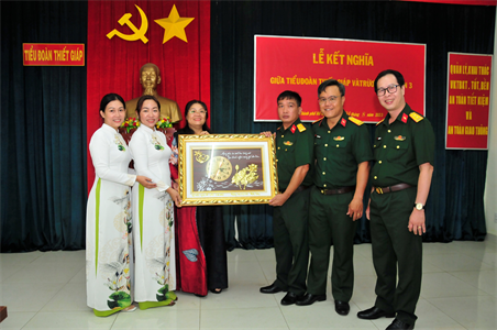 Tiểu đoàn Thiết giáp tăng cường đoàn kết quân – dân